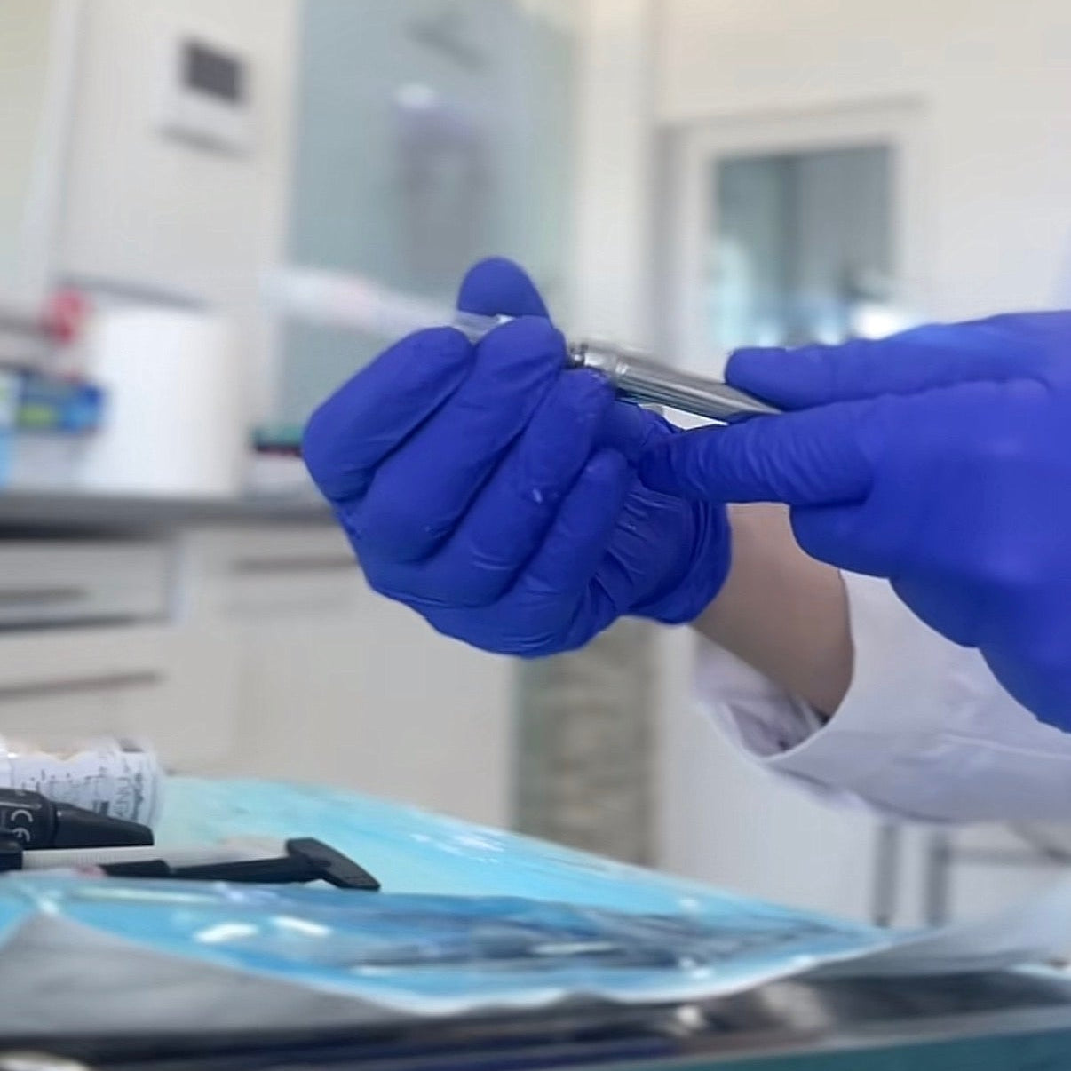Blossom 深藍色丁腈無粉紋理檢查手套  Dark Blue Nitrile Powder Free Examination Gloves
